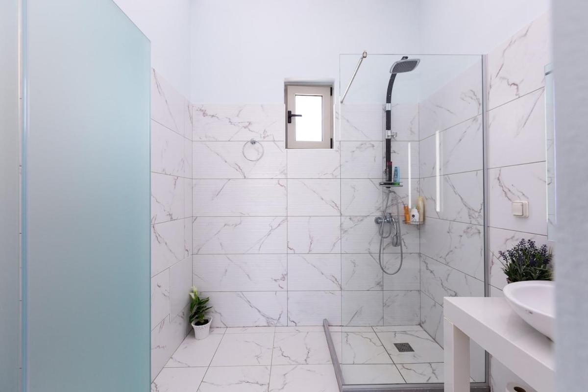 Villa Vera - With Private Heated Pool & Jacuzzi Pangalochori Bagian luar foto
